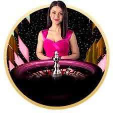Dealer berpengalaman kami mengocok dadu secara transparan Dealer profesional kentangbet sedang mengocok dadu dalam wadah transparan